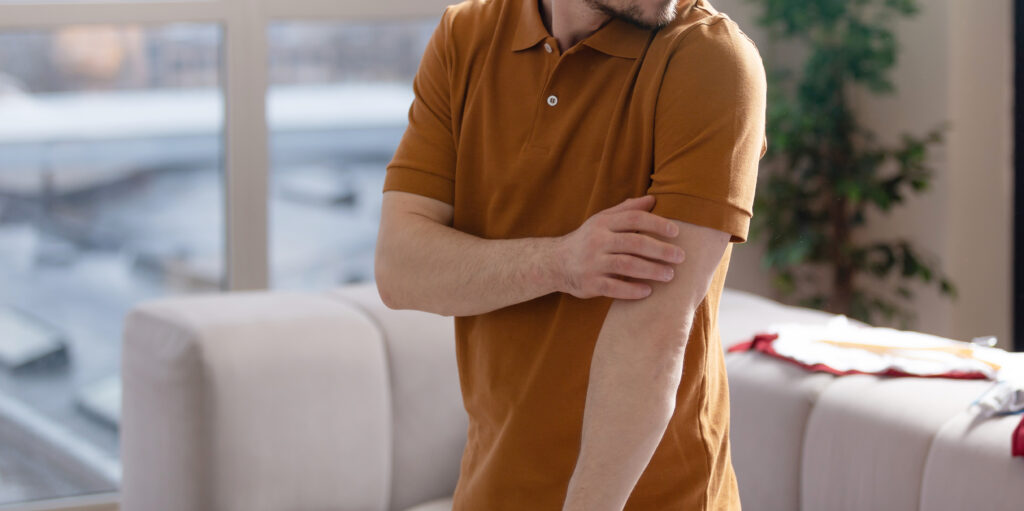 How to properly wear undershirt under polo shirt?